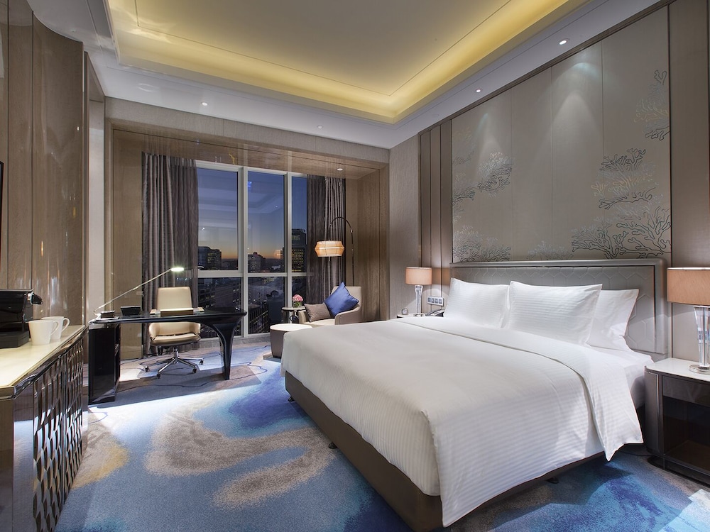 SUPERIOR, QUEEN BED, CITY VIEW