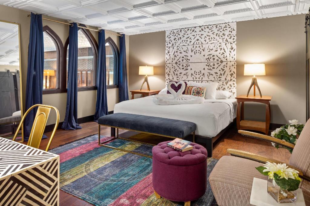 Efficiency, Suite, King Bed
