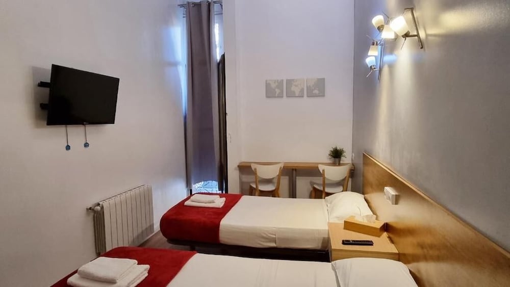 ROOM, TWIN BEDS, SHARED BATHROOM