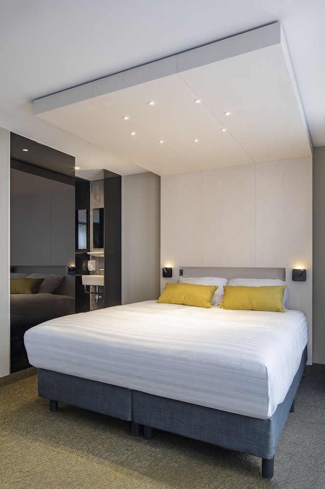 ROOM, DOUBLE BED