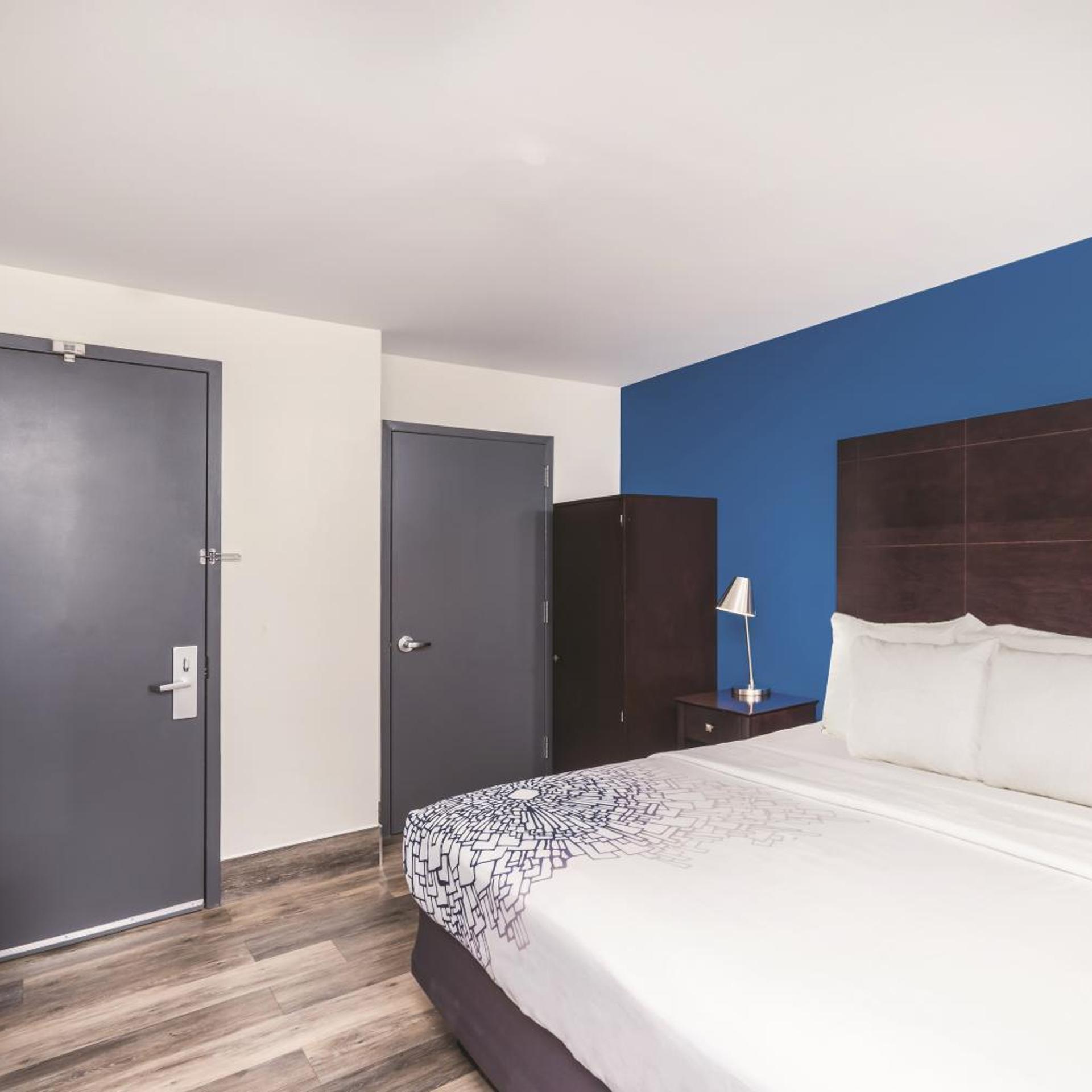غرفة بسرير كينج بحوض استحمام لذوي الإعاقة، La Quinta Inn & Suites by Wyndham Brooklyn Downtown 5/10