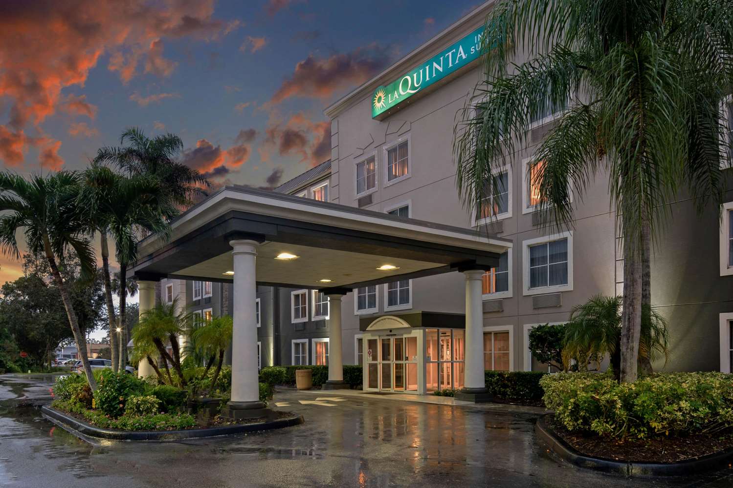 La Quinta Inn & Suites by Wyndham Naples East I-75 3/45
