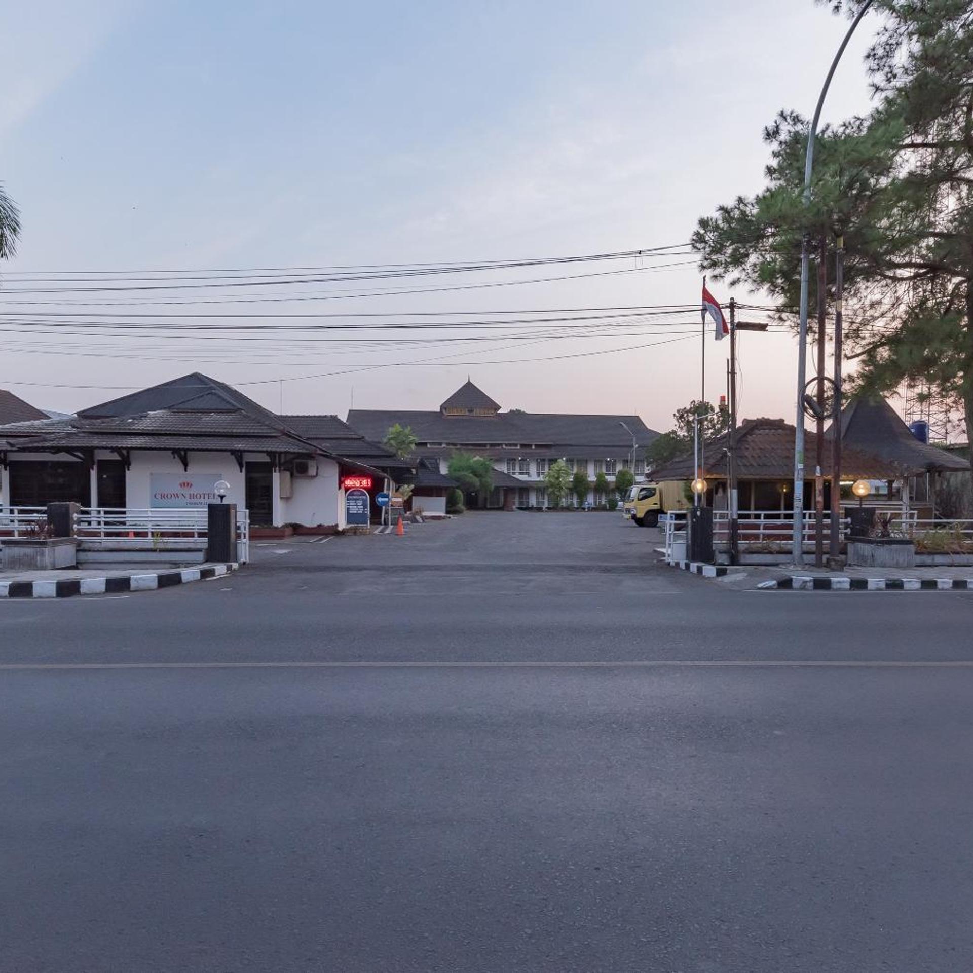 Crown Hotel Tasikmalaya 41/54