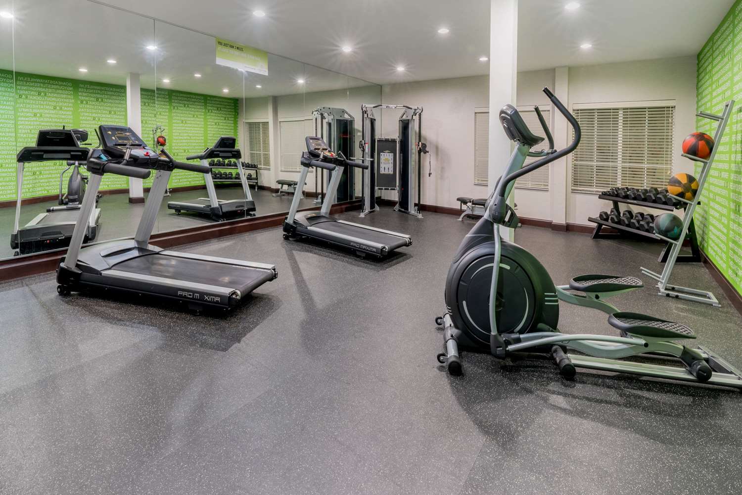 La Quinta Inn & Suites by Wyndham Fort Worth Arlington West 26/41