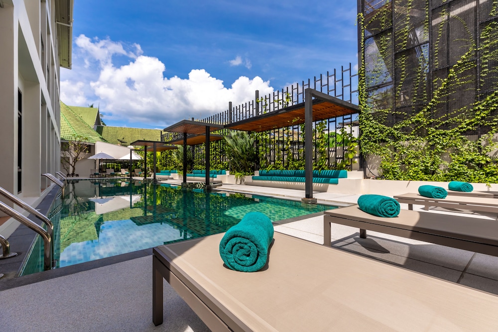 Outrigger Surin Beach Resort 64/74
