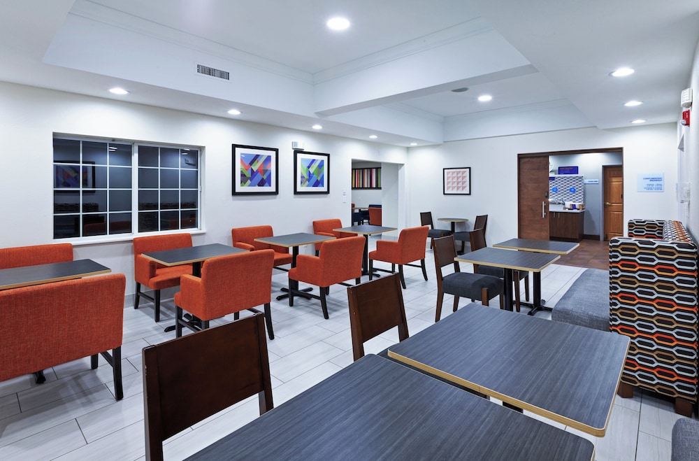 Holiday Inn Express Hotel Suites Jenks 48/72