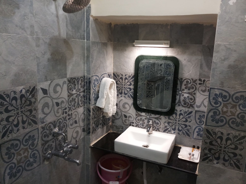 Dwivedi Hotels Sri Omkar Palace 34/37