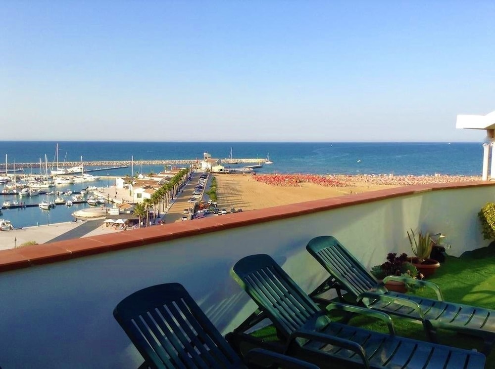 Hotel Borgo Marina 43/50