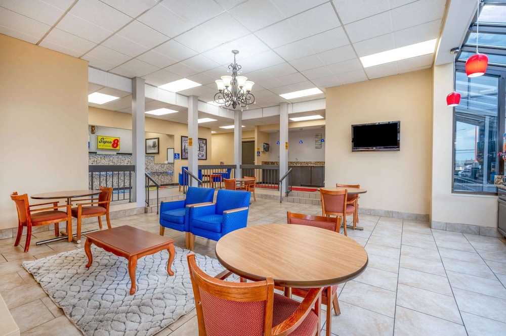 Super 8 by Wyndham Perrysburg - Toledo 18/28