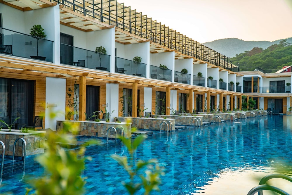 L HOTEL SARIGERME 38/48