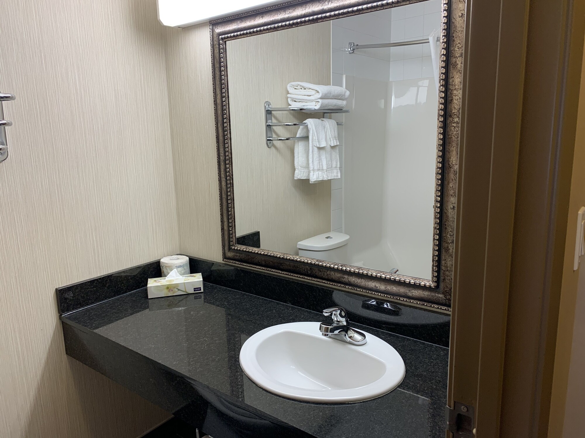 جناح بزنس بسرير كينج مع أريكة، Merit Hotel And Suites 6/7