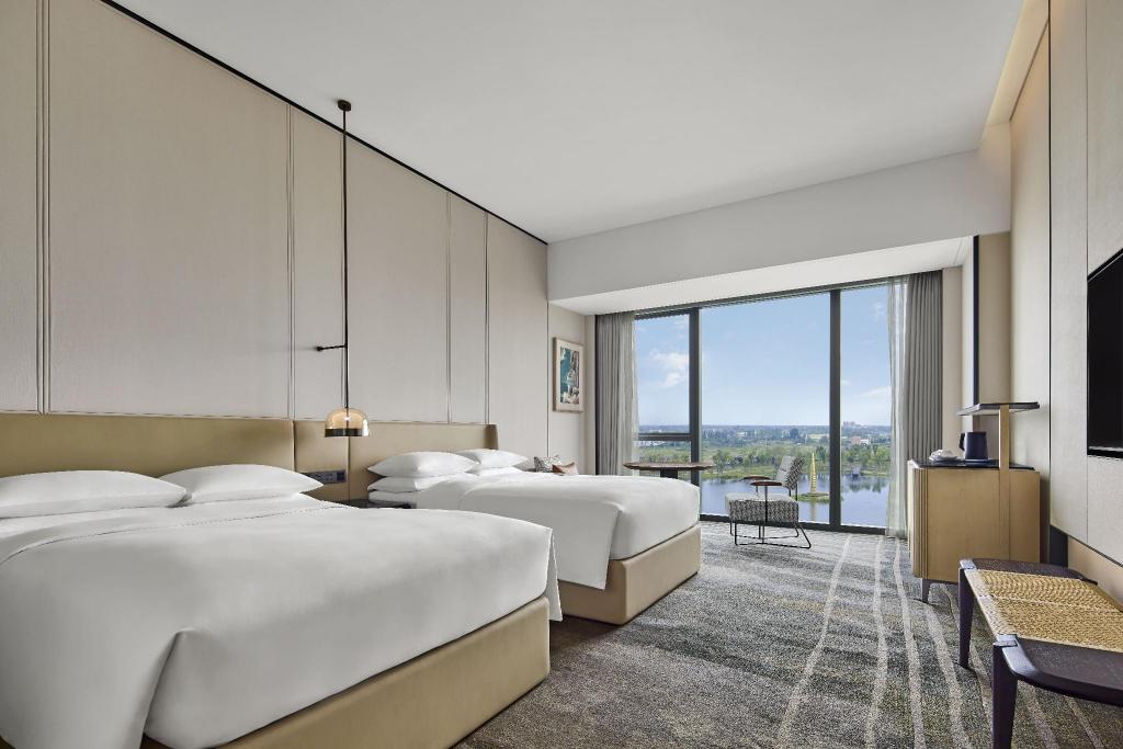 Guest Room, Deluxe, Twin Beds, Lake View