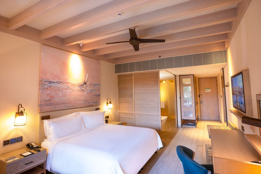 RESORT, KING BED, BALCONY OR TERRACE