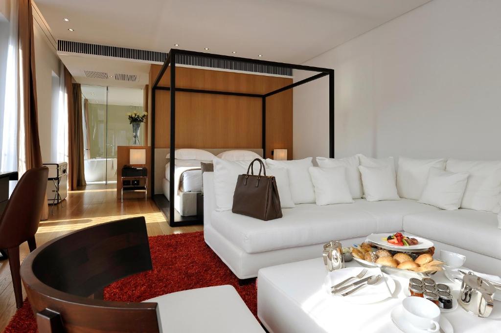 Space, Junior, King Bed, Living Area
