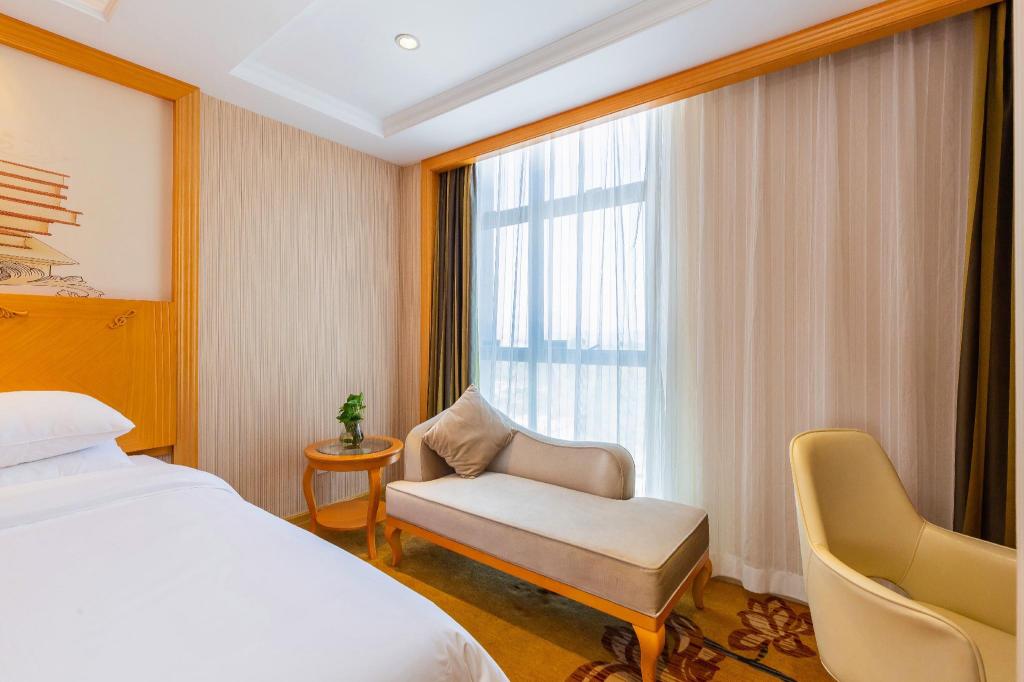 Vienna Hotel (Shenzhen Shanglilang Metro Station) 24/60