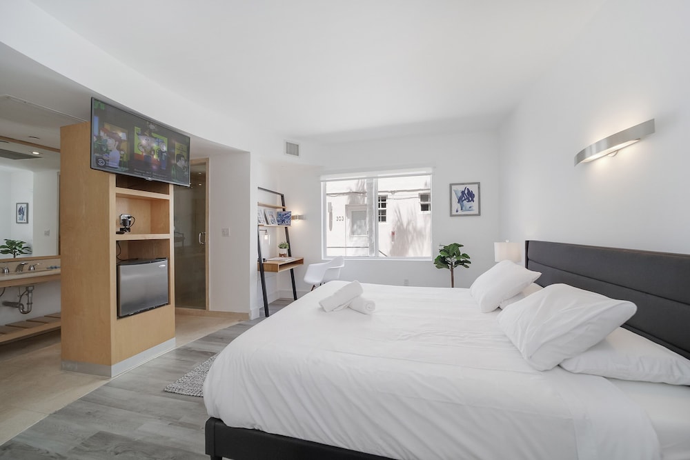 SUPERIOR, KING BED, PRIVATE BATHROOM