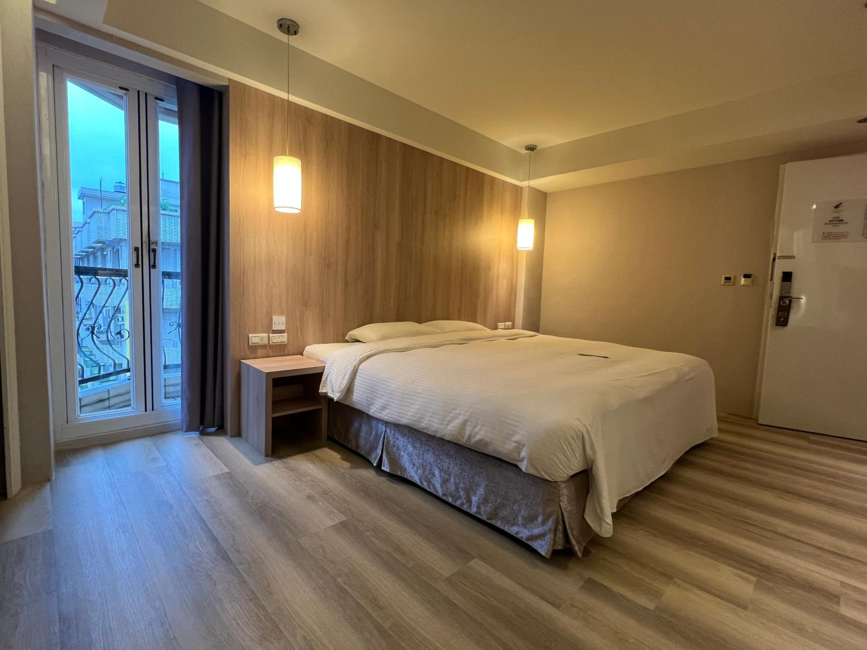 Deluxe, Balcony