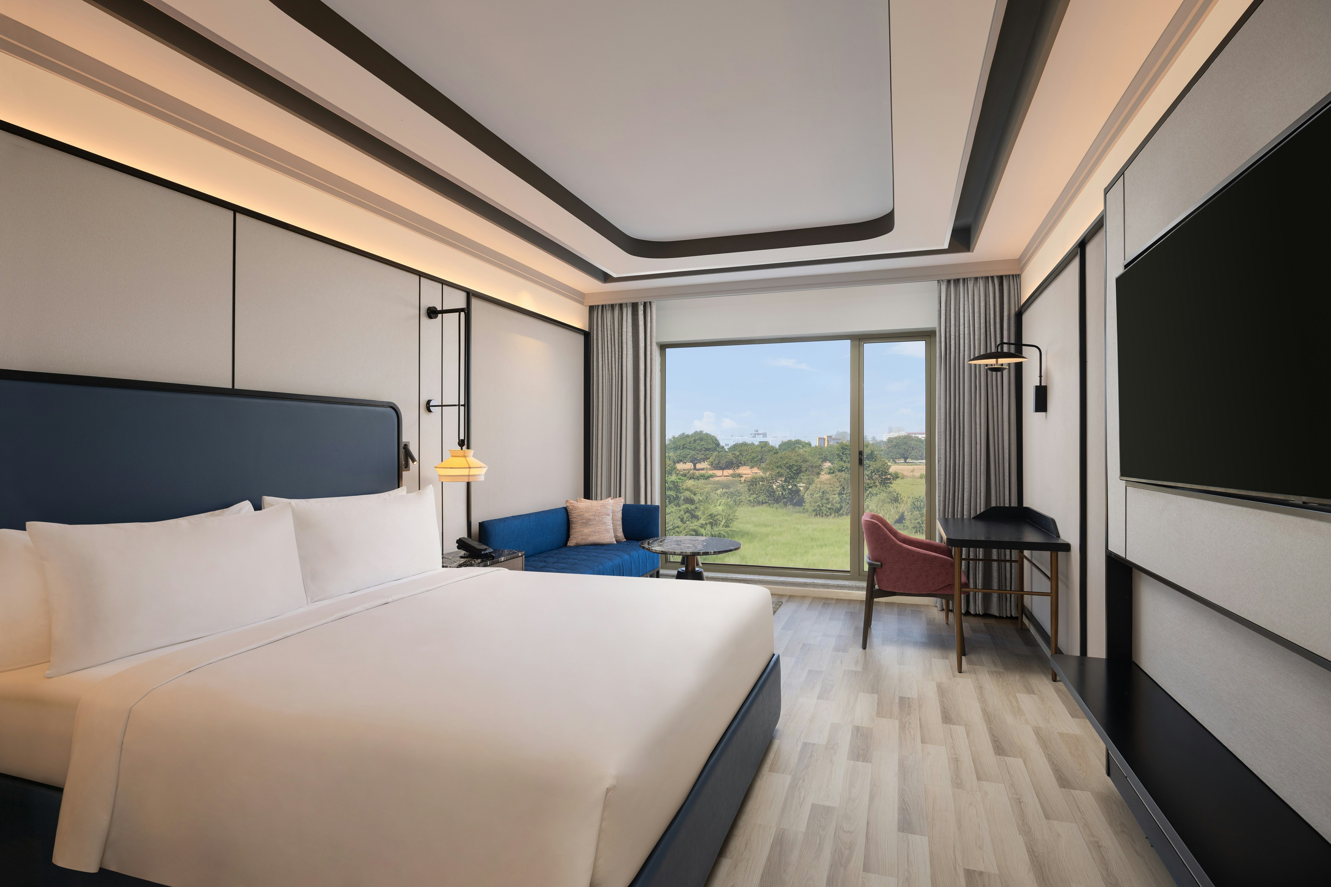 DELUXE, KING BED