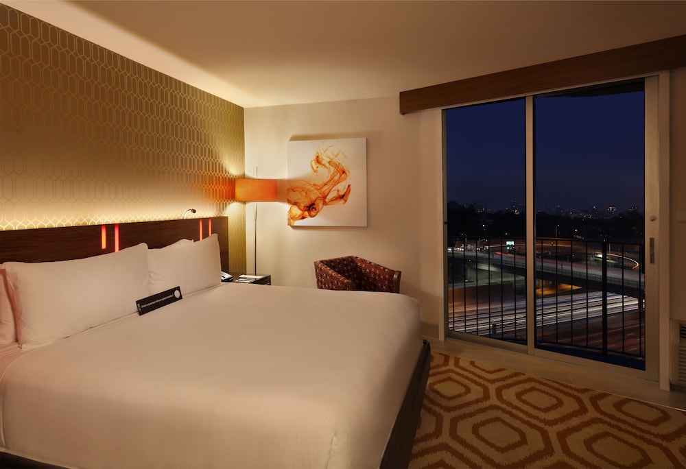 ROOM, SKYLINE VIEW