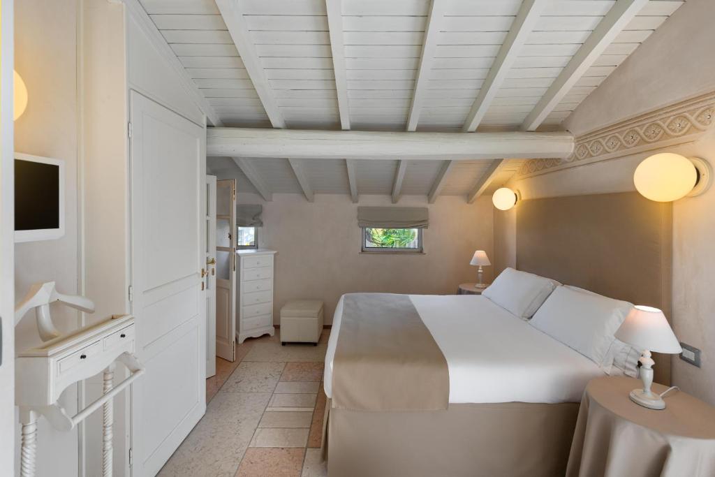 Room, Double or Twin Bed