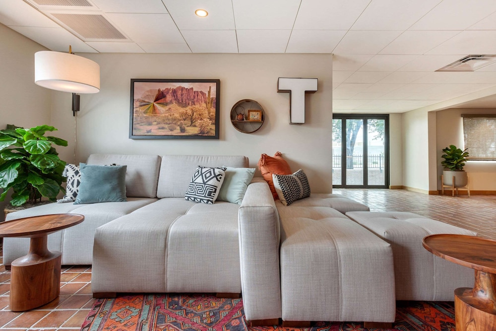 La Quinta Inn & Suites by Wyndham Tempe University / Phoenix 39/60