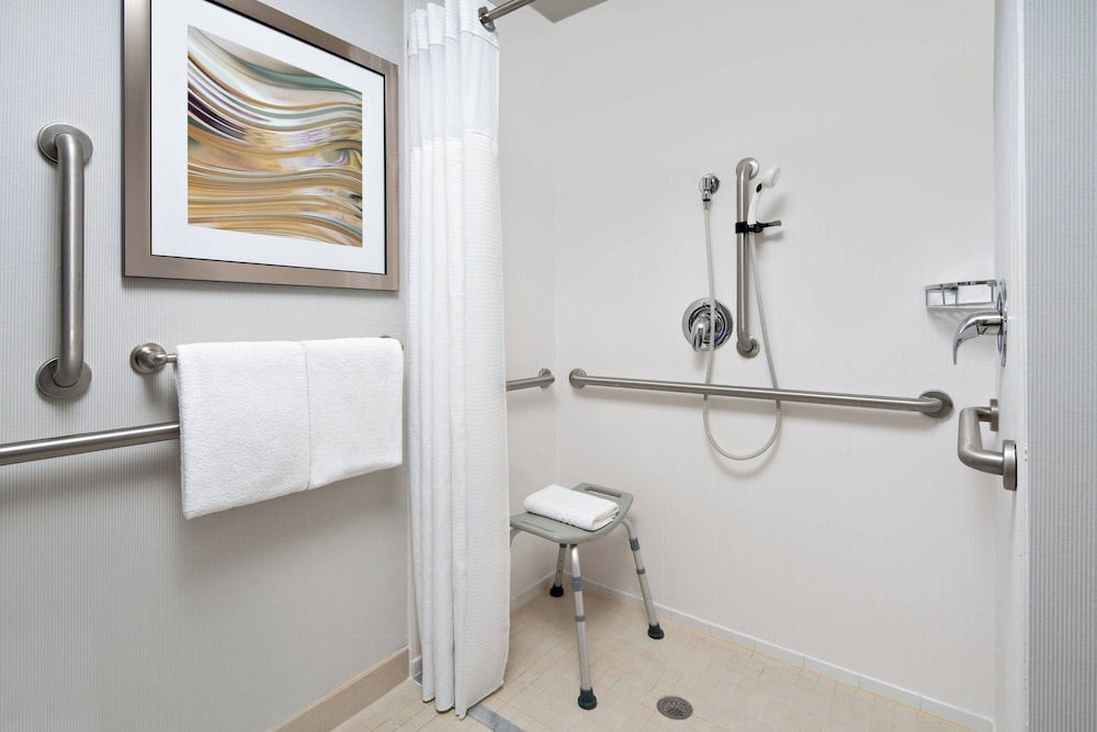 Room, 2 Queen Beds, Balcony, Courtyard Raleigh North/Triangle Town Center 4/4