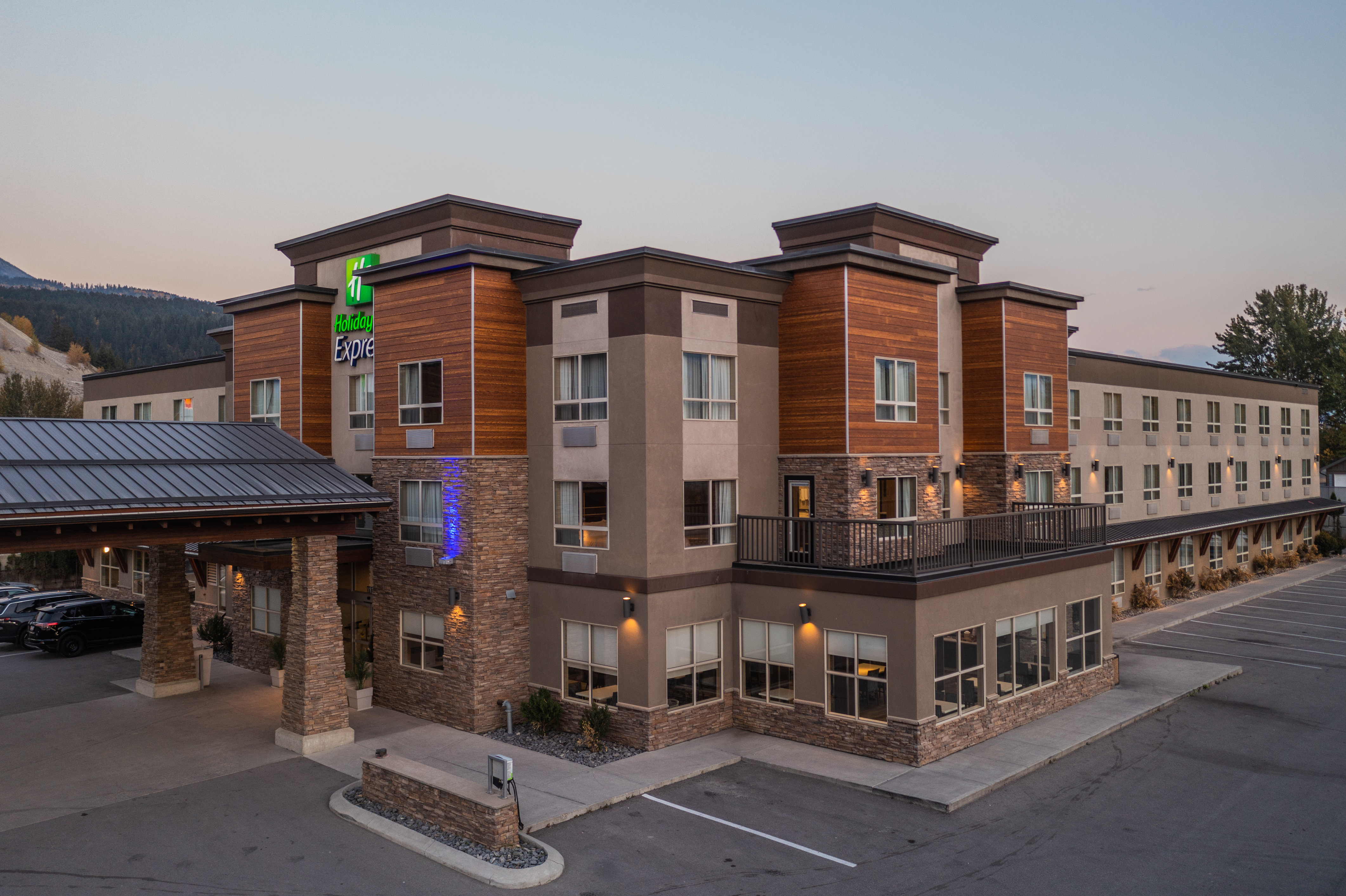 HOLIDAY INN EXPRESS GOLDEN KICKING HORSE 6/75