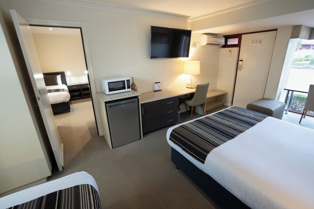 غرفة متصلة ديلوكس بسرير فردي وسريرين كوين مع أريكة، Sovereign Park Motor Inn 4/10