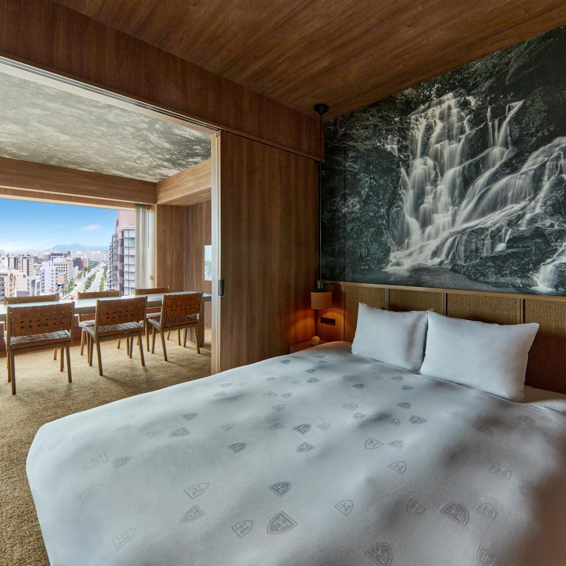 Suite, King Bed, Balcony, Sky Floor