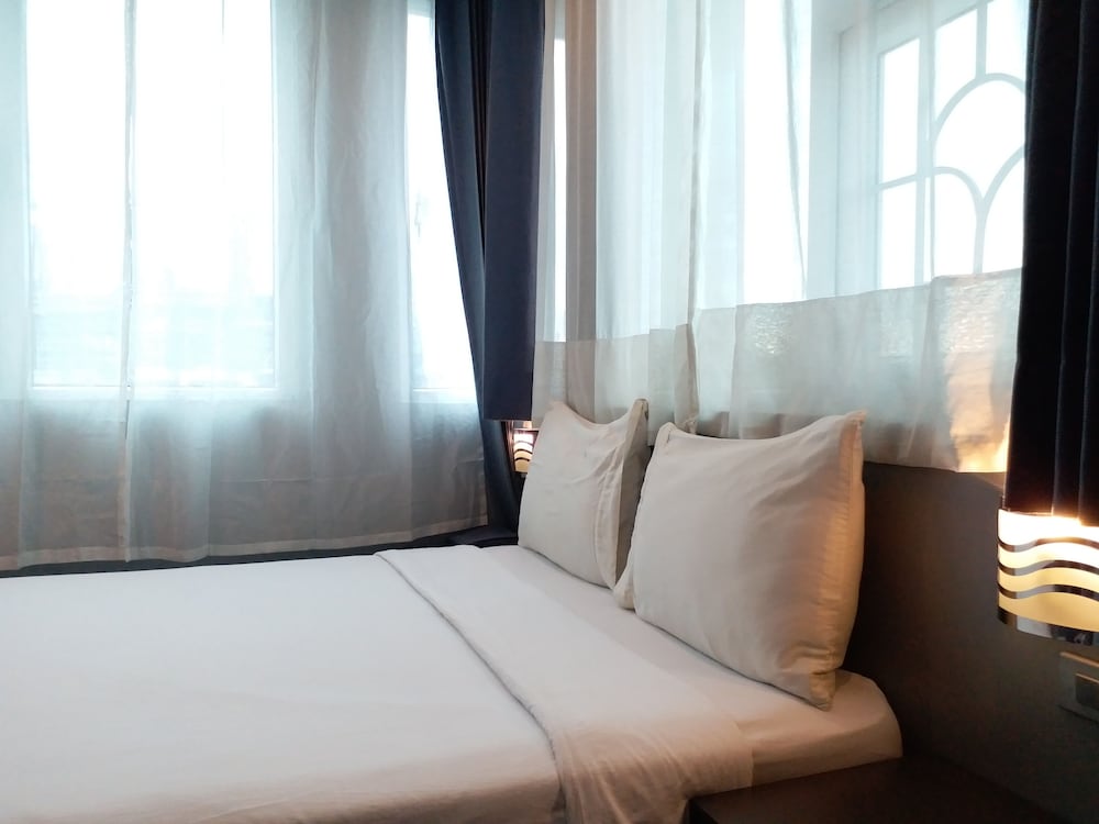 Deluxe, Queen Bed, Leez Inn Malate 6/9