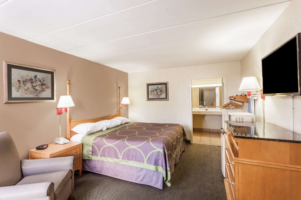 Super 8 By Wyndham Manassas 8/25