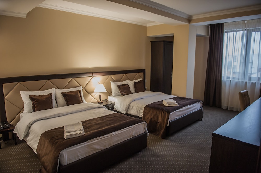 2 BEDROOMS, FAMILY SUITE