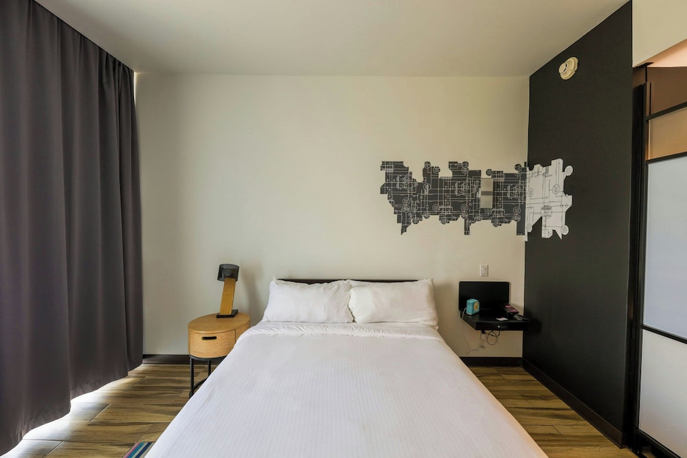 Aloft, Queen Bed