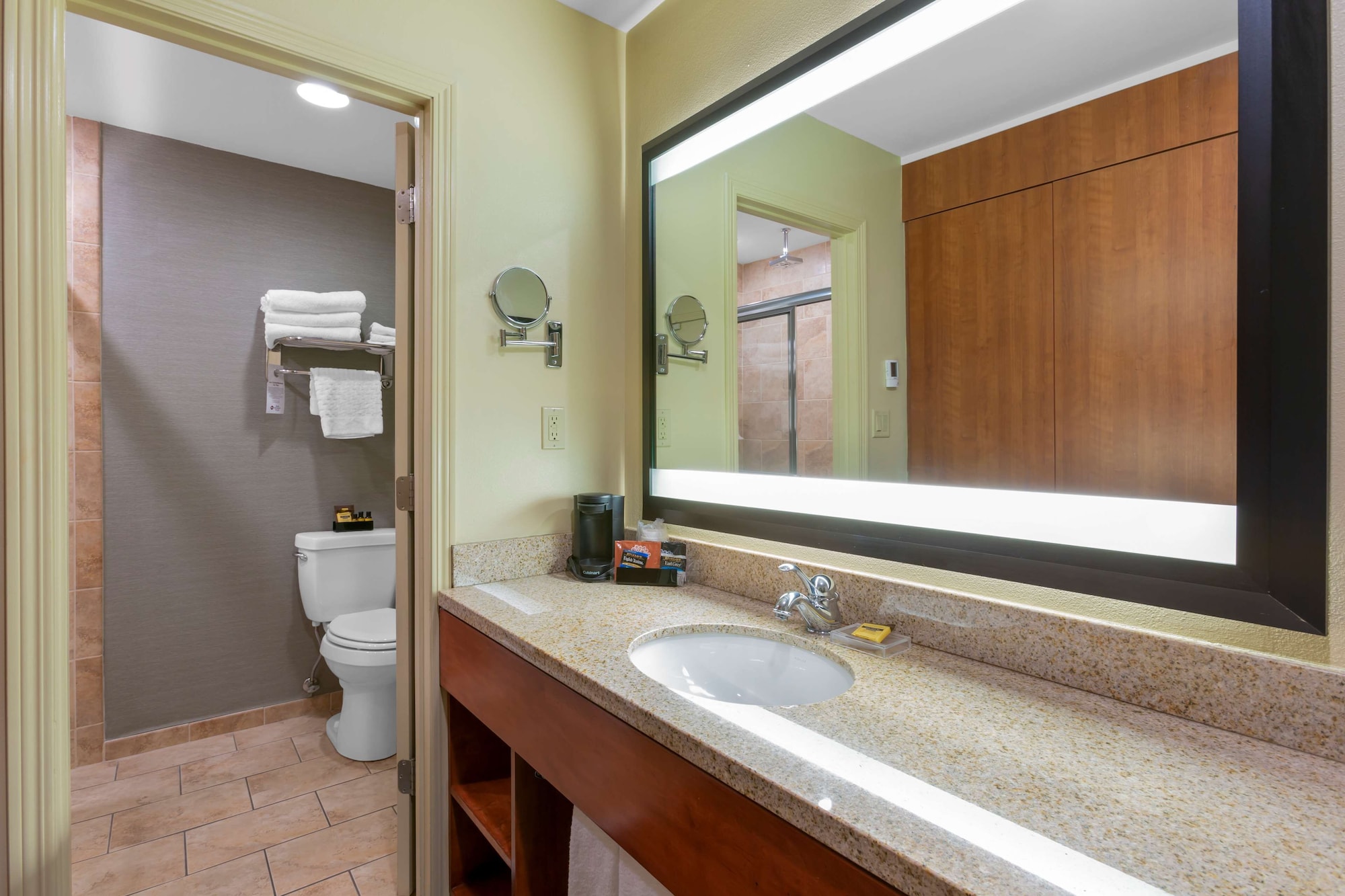 جناح بسرير كينج بمطبخ صغير، Best Western Plus Clocktower Inn 7/9