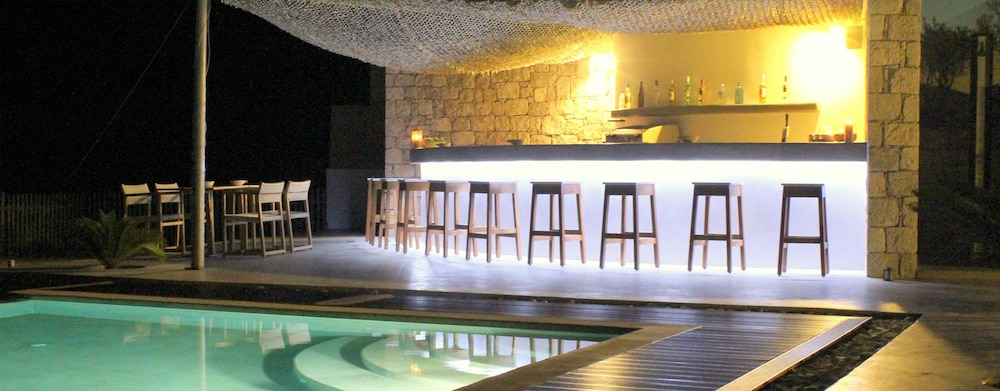 GOLDEN MILOS BEACH 9/51