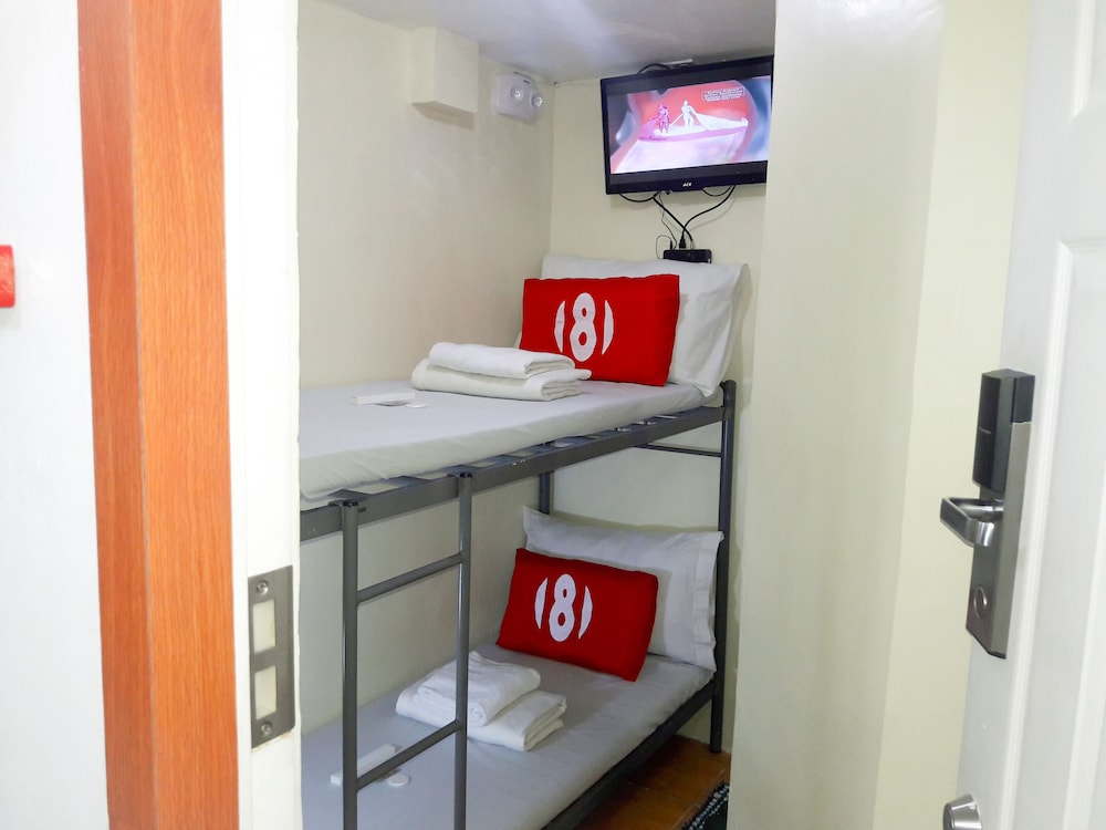 8Hostel 26/50