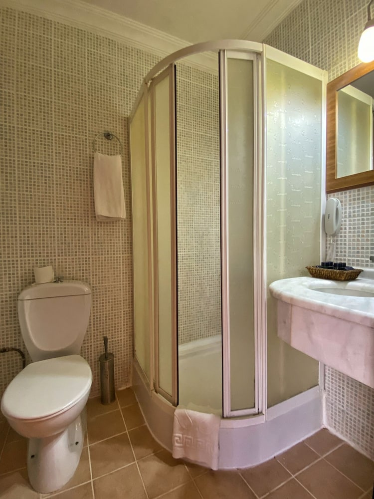 CLUB, DOUBLE OR TWIN BED