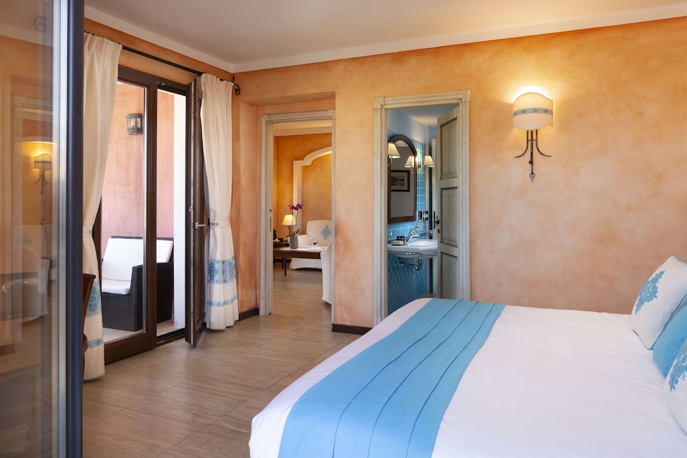 Presidential, Wellness, Suite, King Bed, Harbour View, Sofa, Hot Tub