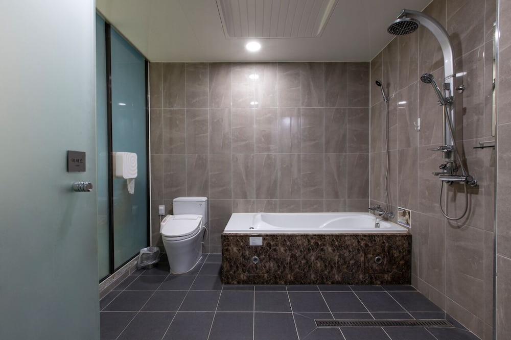 Pentastar Hotel 28/30