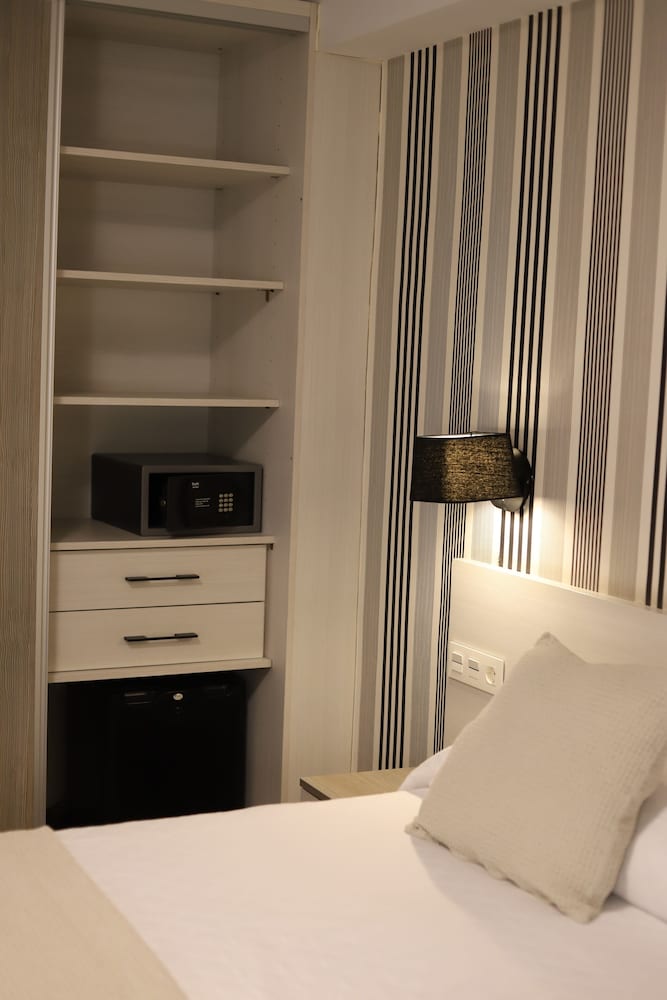 NEW HOTEL COLON 32/61