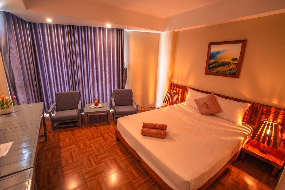 Golden Daisy Hotel 37/68