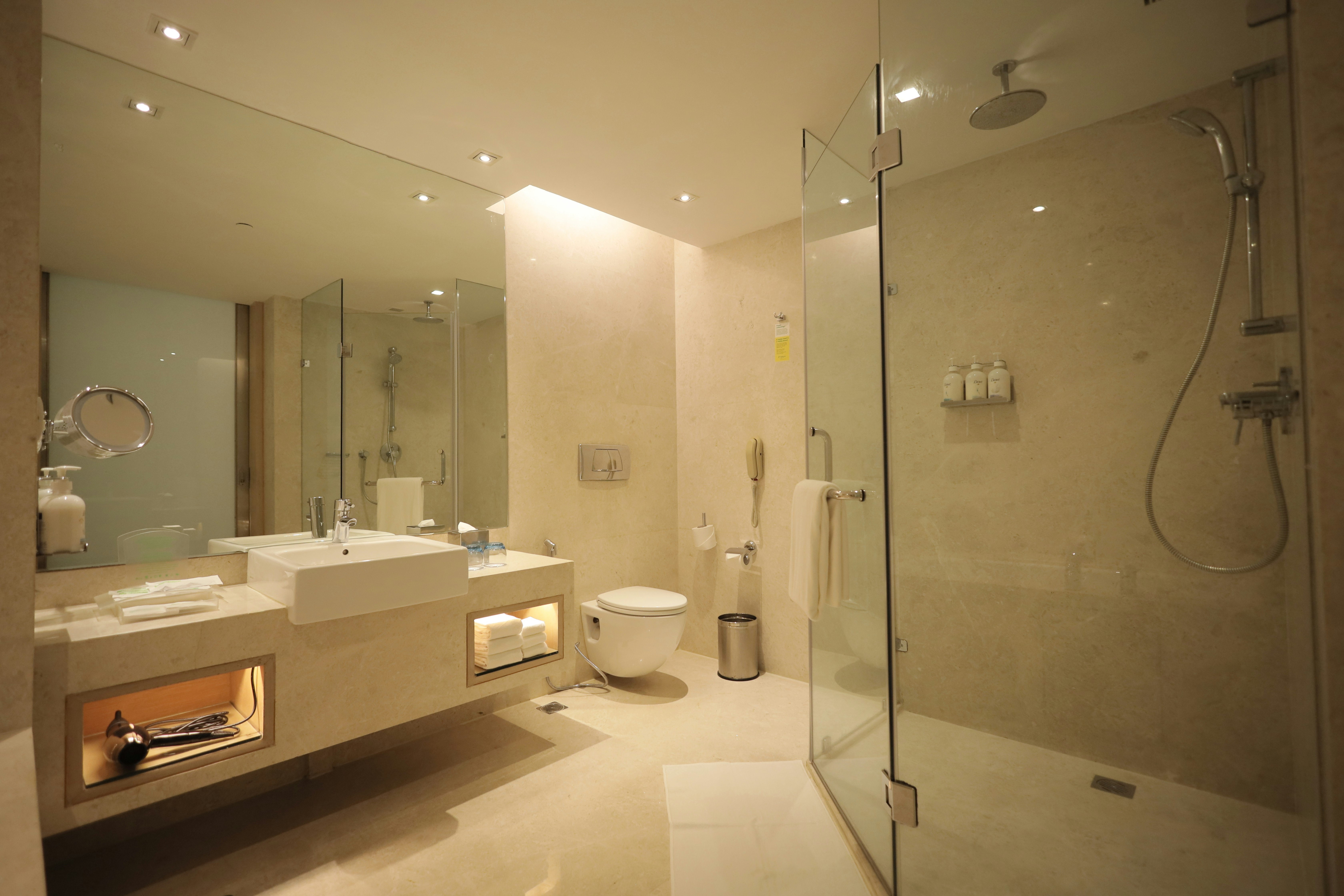 HOLIDAY INN MUMBAI INTERNATIONAL AIRPORT 71/72