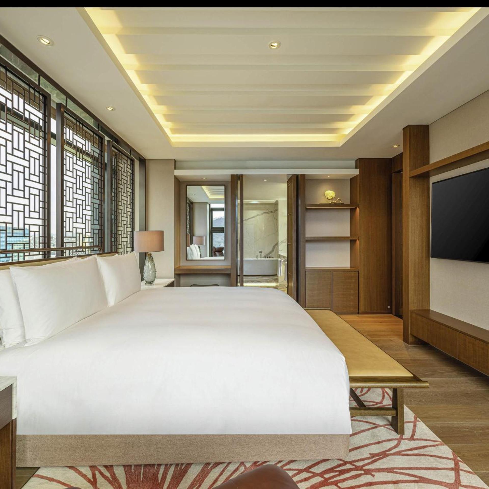 1 Bedroom, Ambassador, Suite, King Bed