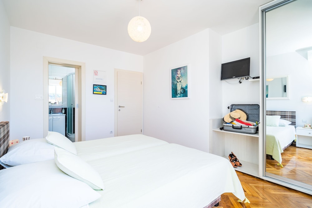 ROOM, TWIN BEDS, SHARED KITCHEN, BALCONY