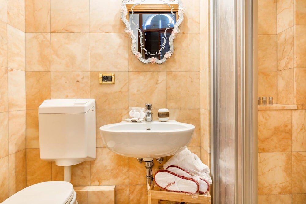 Luxury Venetian Rooms 38/39