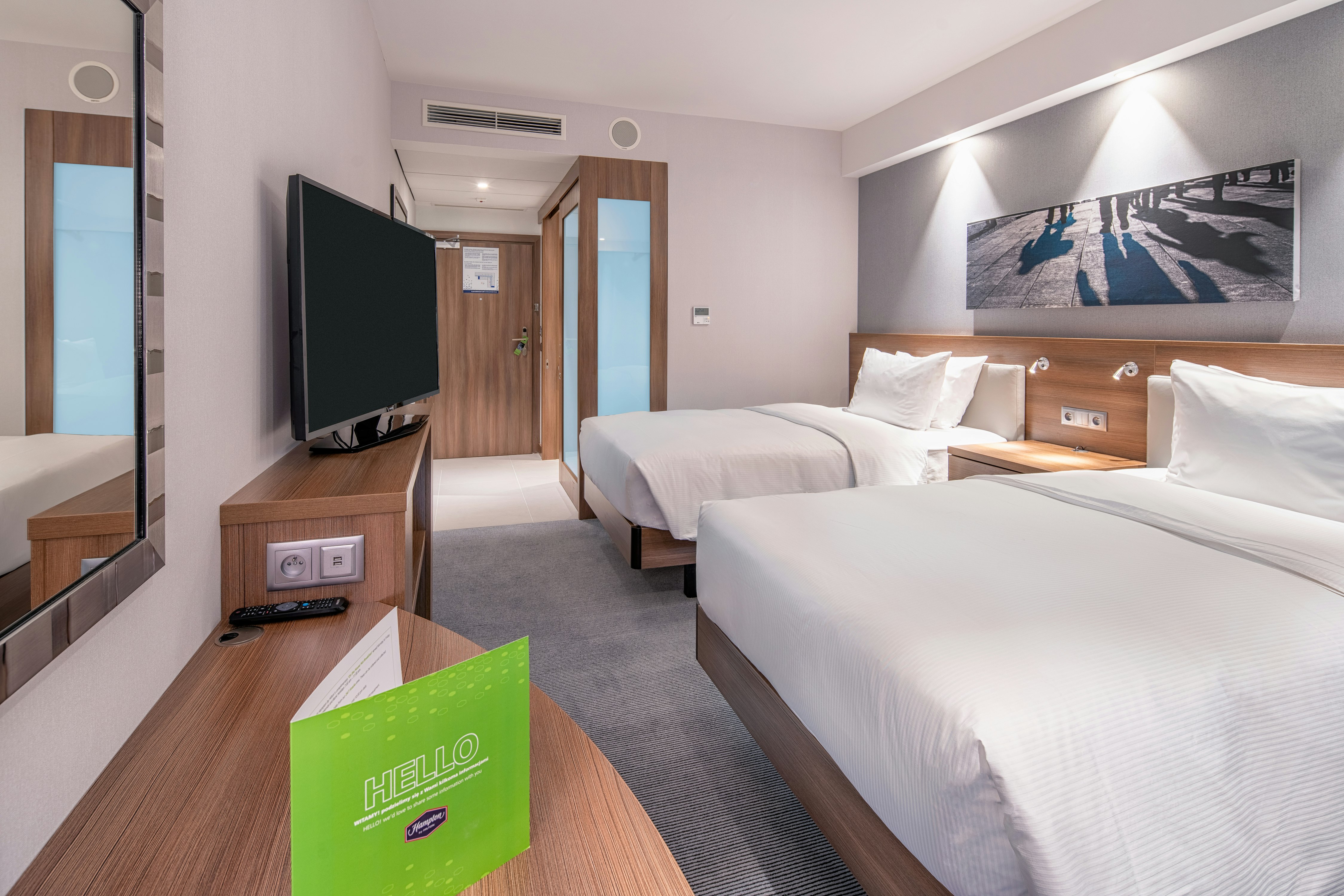 ROOM, TWIN BEDS