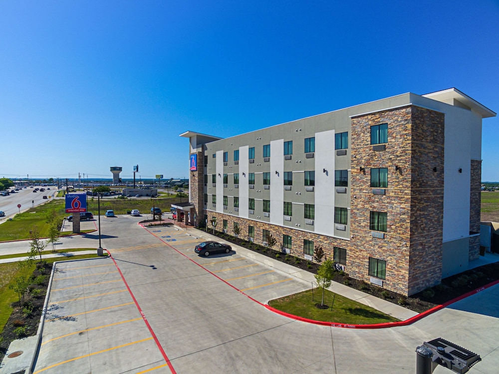 Studio6 Buda, TX 52/63
