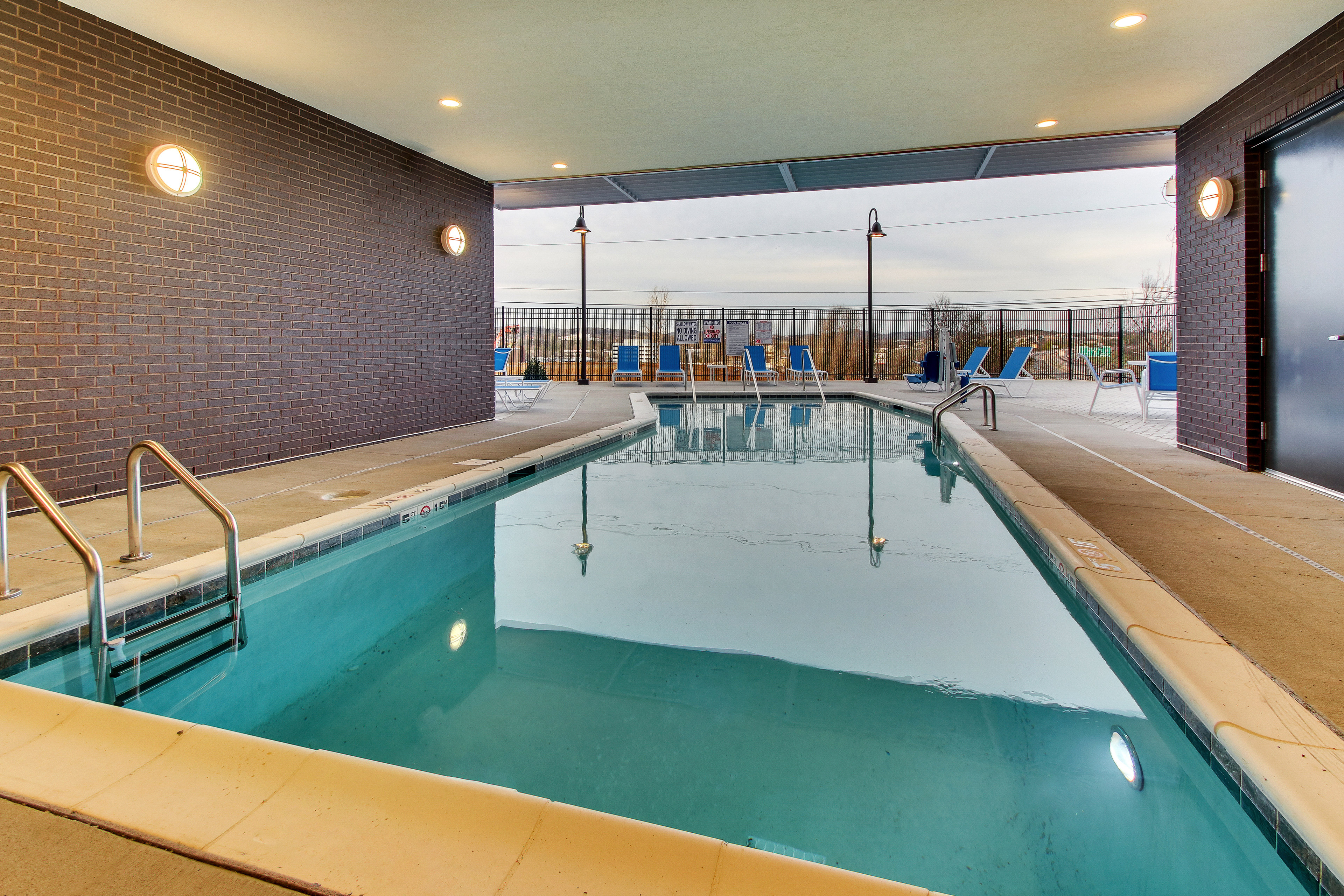 Holiday Inn Express & Suites Nashville Metrocenter Downtown 40/64