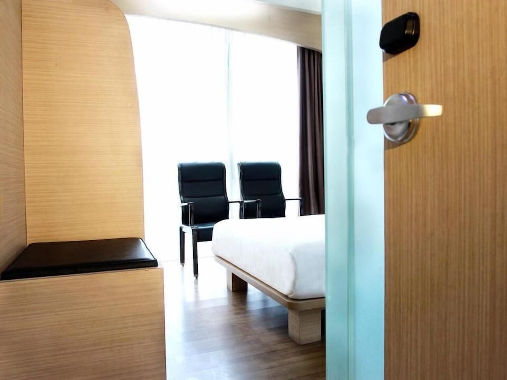 Business Hotel Tomang Jakarta 37/64