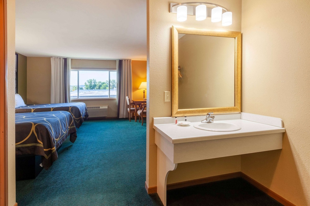 Super 8 by Wyndham Berlin WI 25/25